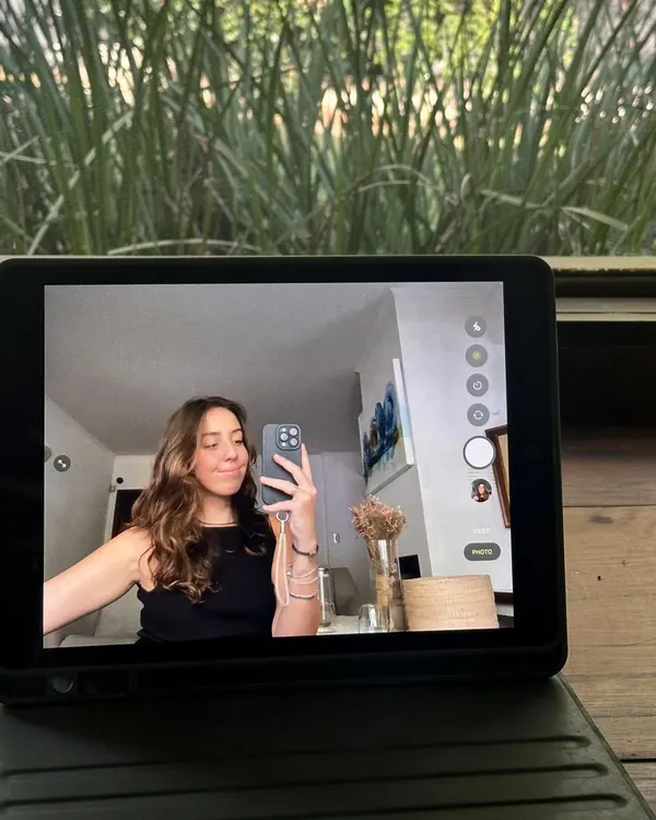 Belén Flood en la pantalla de una tablet, sobre su escritorio