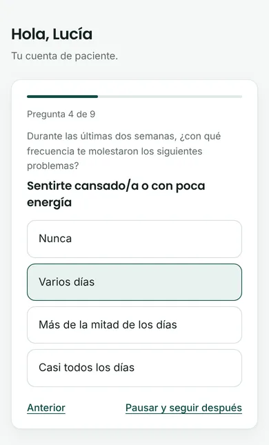 Una pregunta del cuestionario PHQ-9 en el celular del paciente, con cuatro opciones y la barra de avance